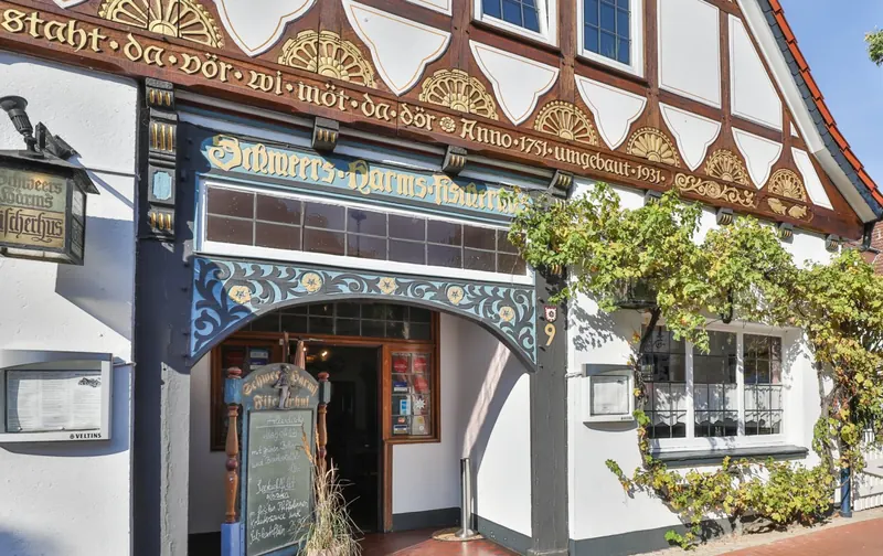Fachwerkhaus mit Wein am Eingang des Fischerhus