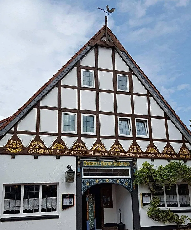 Fachwerkgiebel mit der Inschrift „Wi staht da vör, wi möt da dör – Anno 1751, umgebaut 1931“